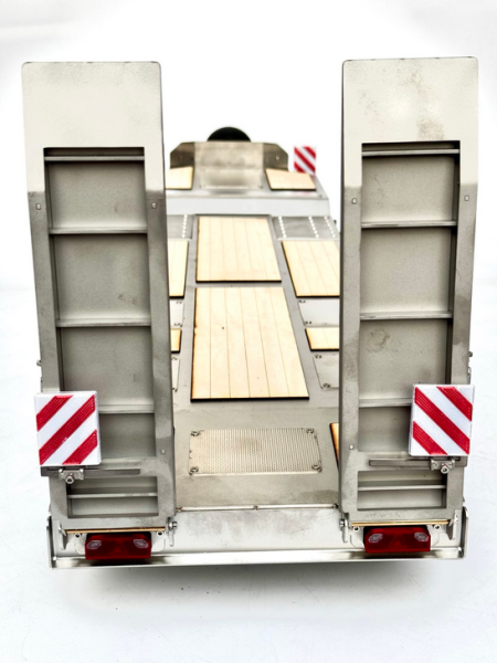 FM 3-Achs-Schwerlast-Tieflader mit Radaussparungen